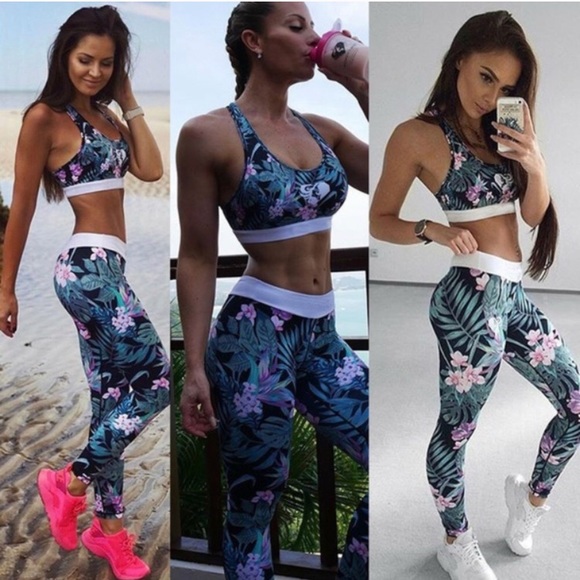 β HOLD β - Picture 2 of 5