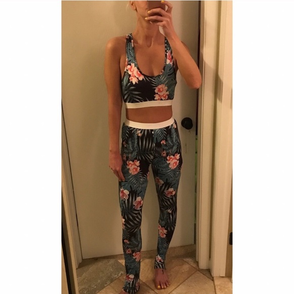 β HOLD β - Picture 3 of 5