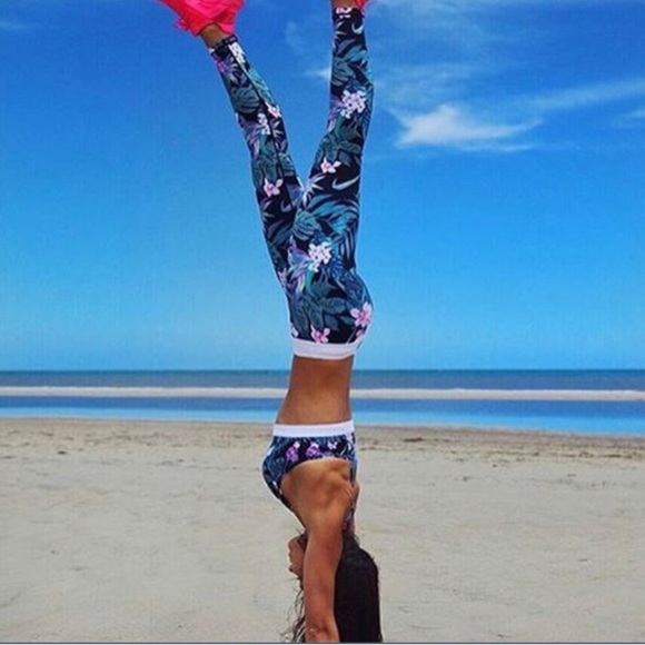 β HOLD β - Picture 4 of 5