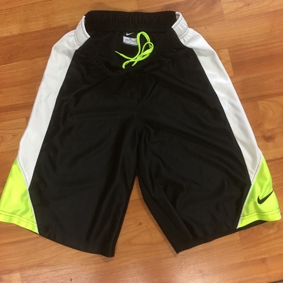 Nike boys shorts - Picture 3 of 3