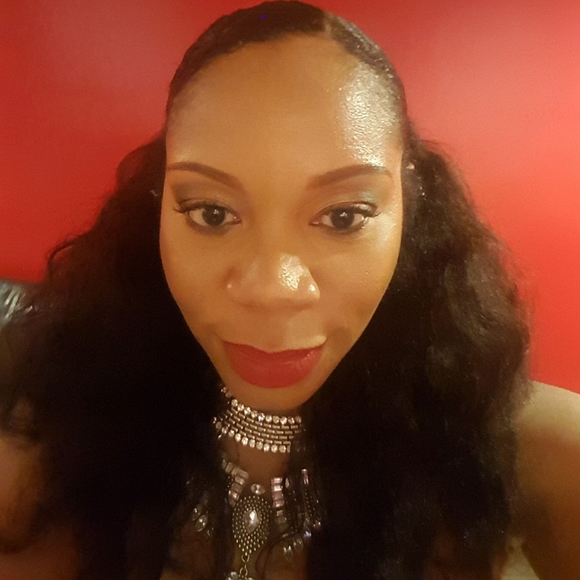 Meet your Posher, Latoya - Picture 2 of 2