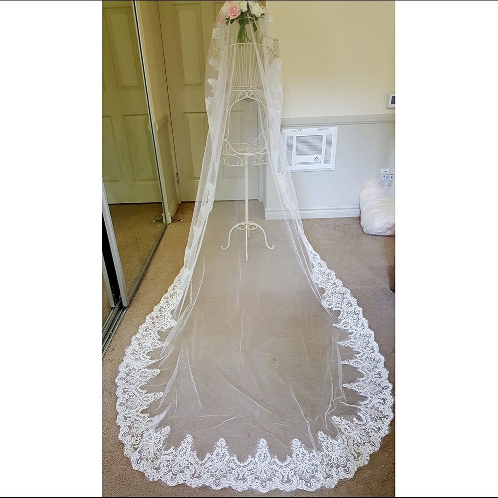 Extra long lace shinning veil