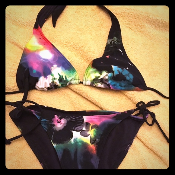 Bikini - Picture 1 of 4