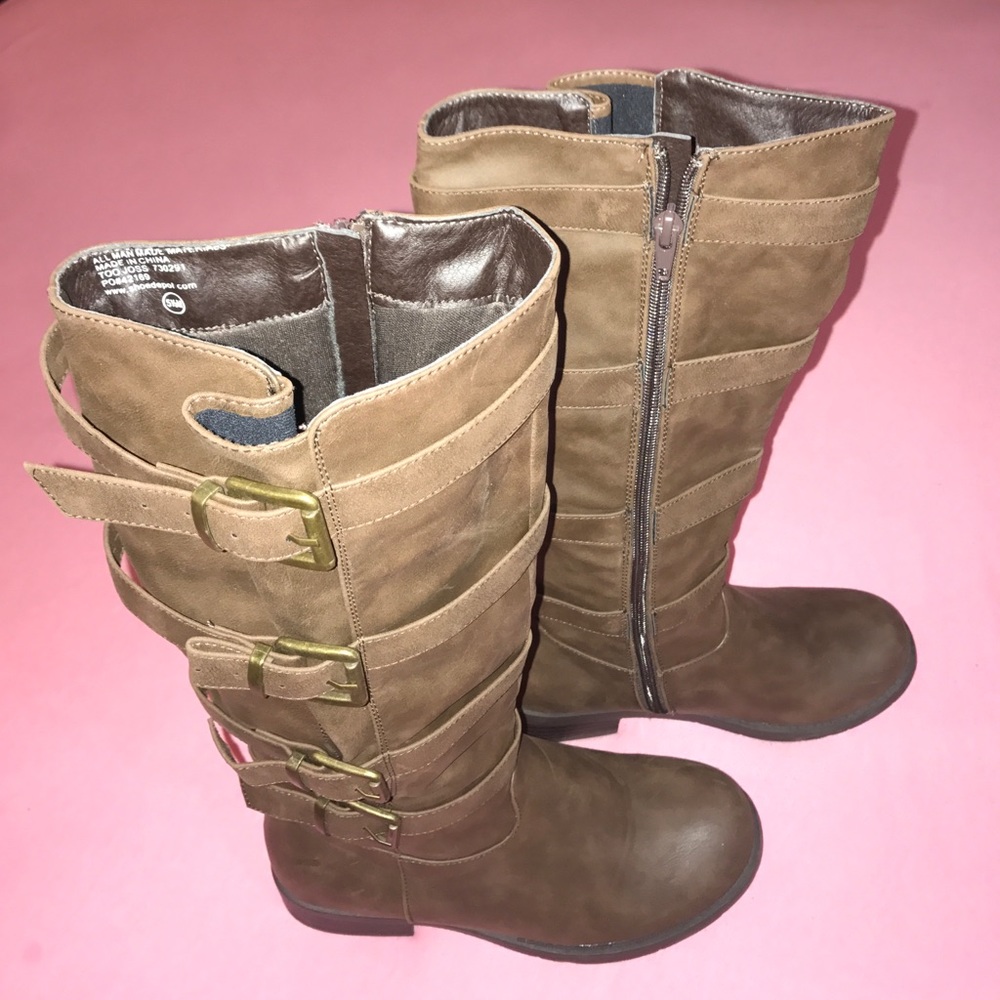 Brown strappy winter boots