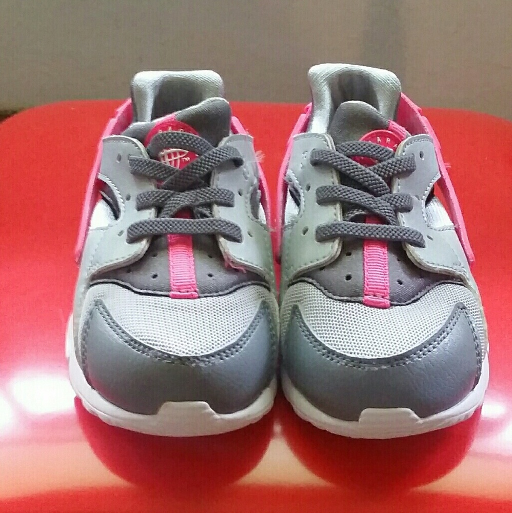 SOLD!!! Little Girls Nike Hurachees