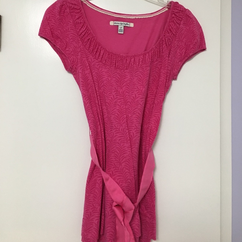 American Eagle. Pink Palm Tree Patterned T w/ Belt