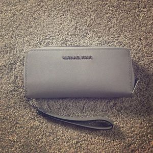 Michael Kors Jet Set Travel Wallet