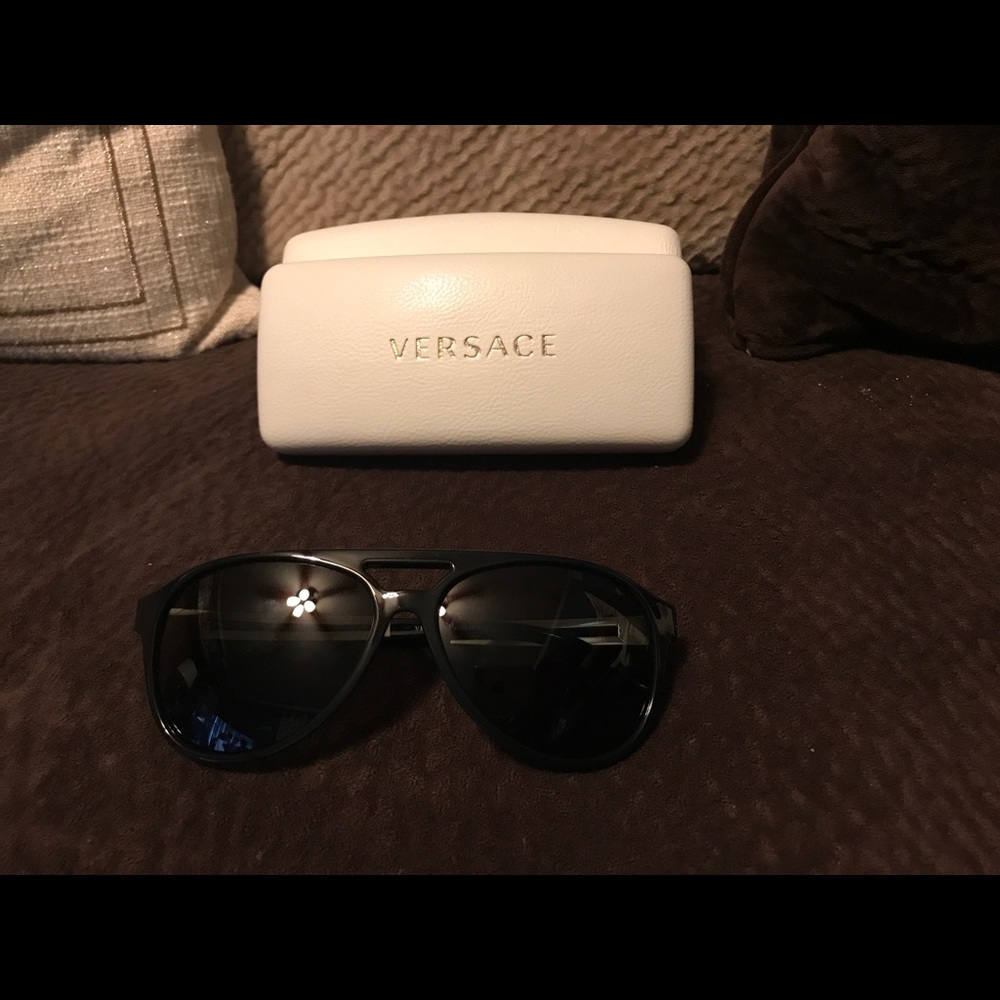 Versace sunglasses 😎