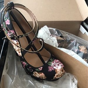 Beautiful black flower printed stilettos