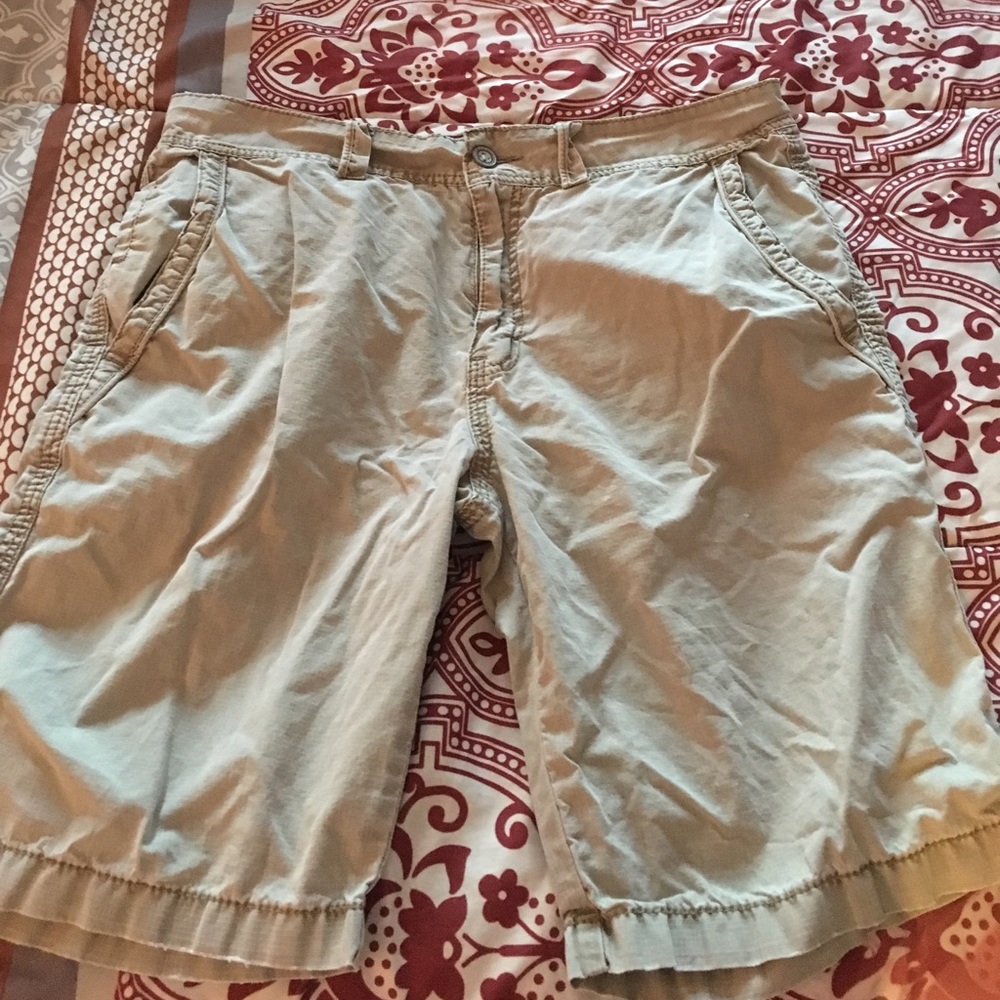 Men's Buckle Black Kahki Shorts