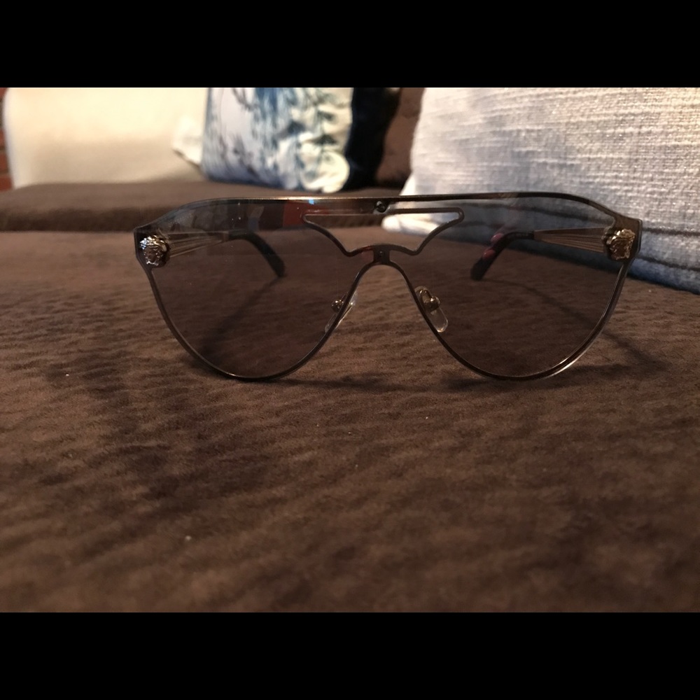 Versace sunglasses 😎