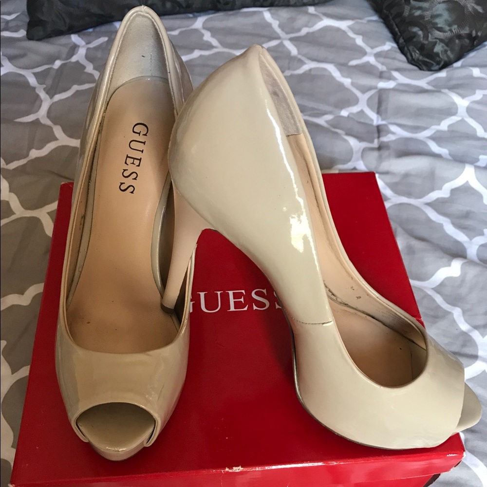 Guess pumps