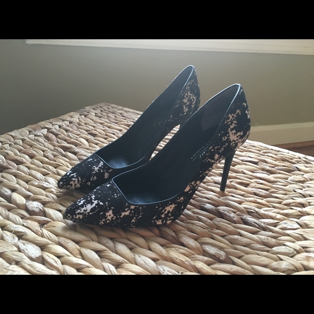 Kenneth Cole pumps in like new conditions