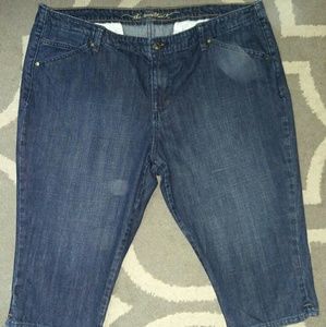 Size 18 sweetheart mid rise Jean capris