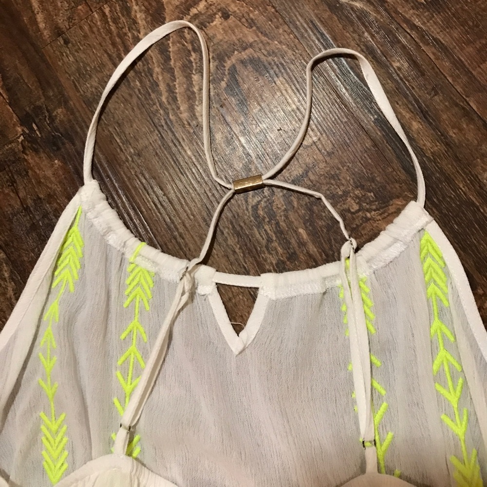 Bombshell boutique neon arrow print top. - Picture 5 of 6