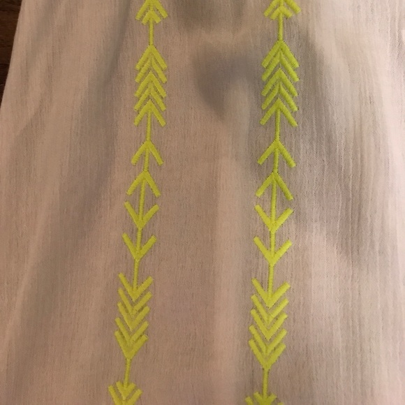 Bombshell boutique neon arrow print top. - Picture 2 of 6