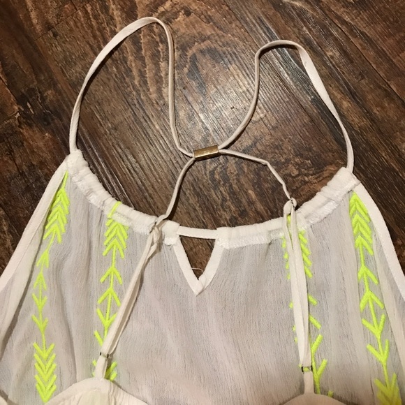 Bombshell boutique neon arrow print top. - Picture 5 of 6