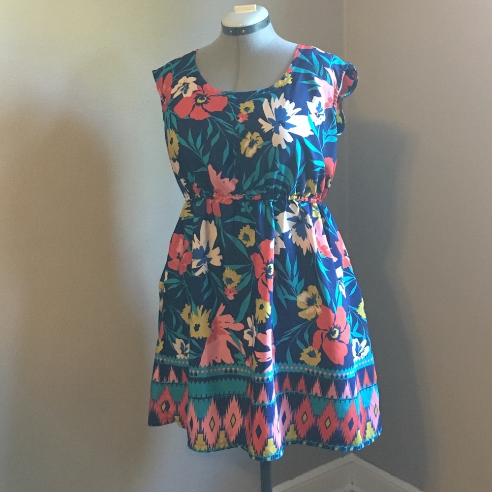 Cross-crossed Floral Summer Dress with Pockets