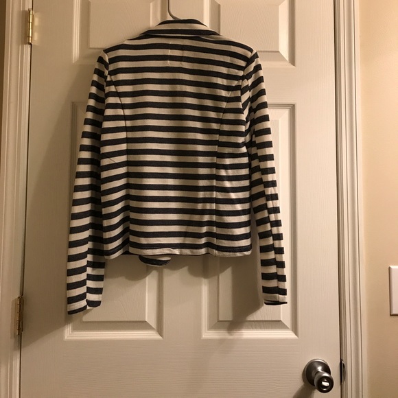 Cute blazer!! - Picture 2 of 3