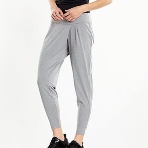 NWT Lucy Mat and Move Capri silver grey Medium
