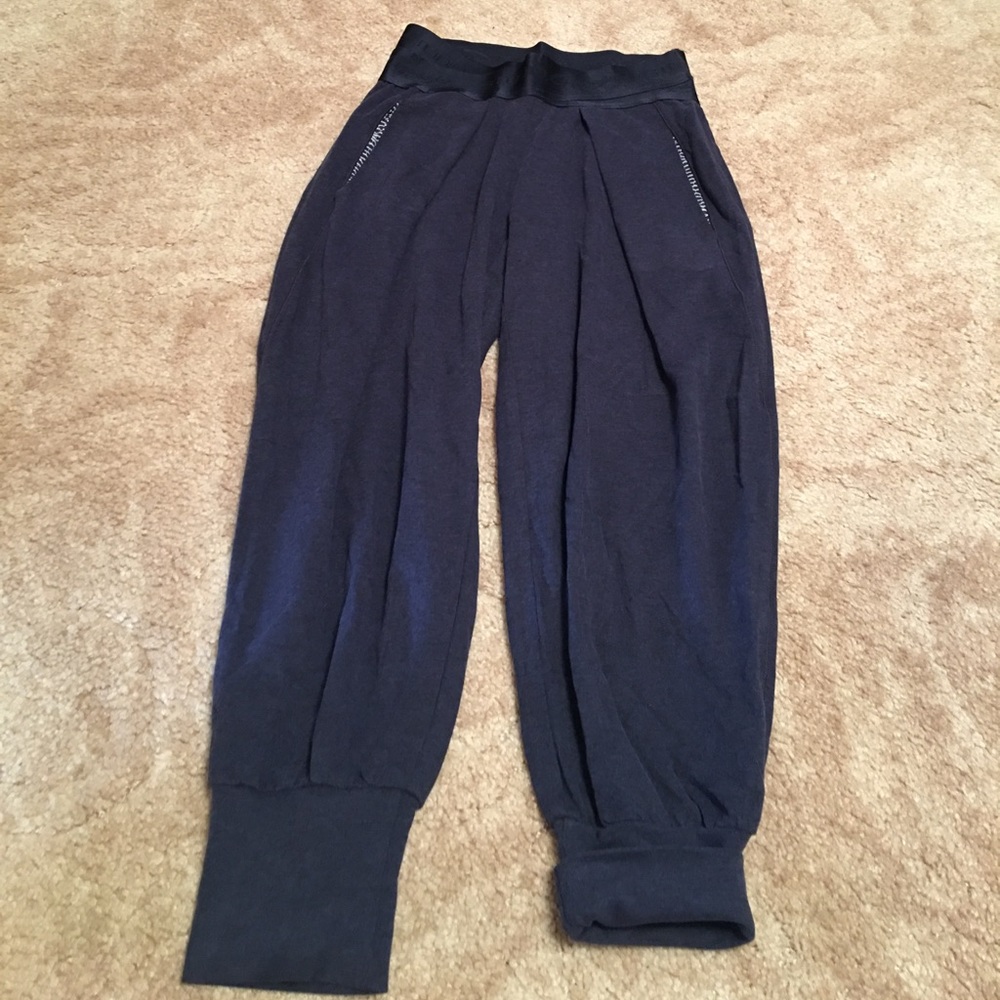 Athletic Capri cuffed pants. Cute 🌟