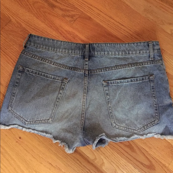 Forever 21 High-Waisted Ripped Jean Shorts - Picture 3 of 5