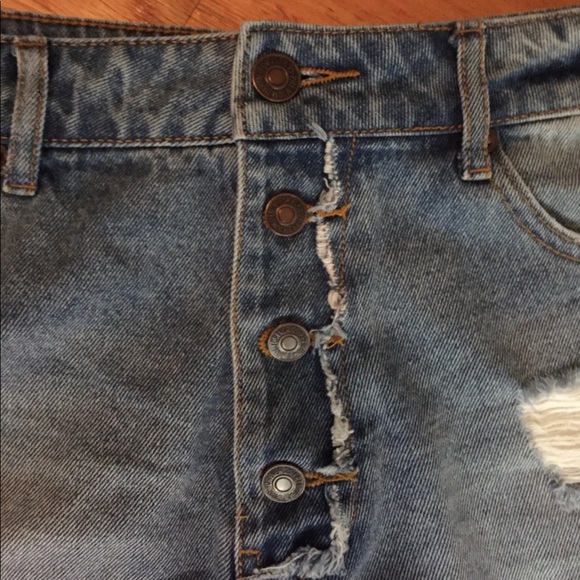 Forever 21 High-Waisted Ripped Jean Shorts - Picture 5 of 5