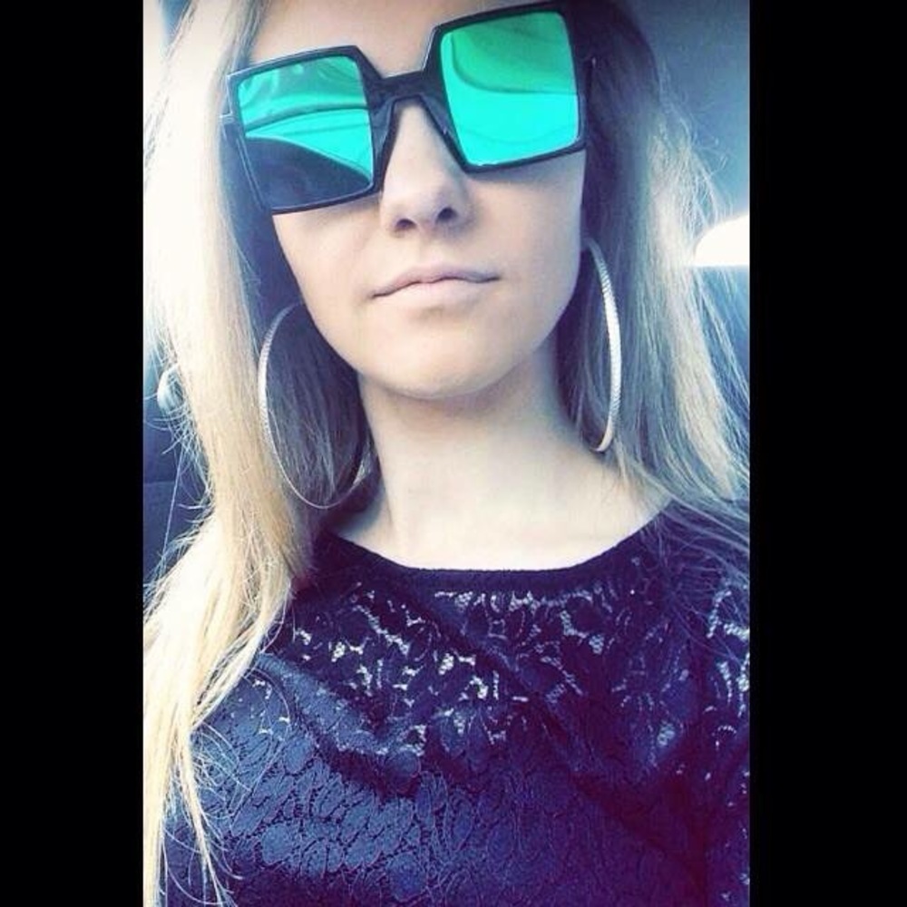 Meet your Posher, Claire