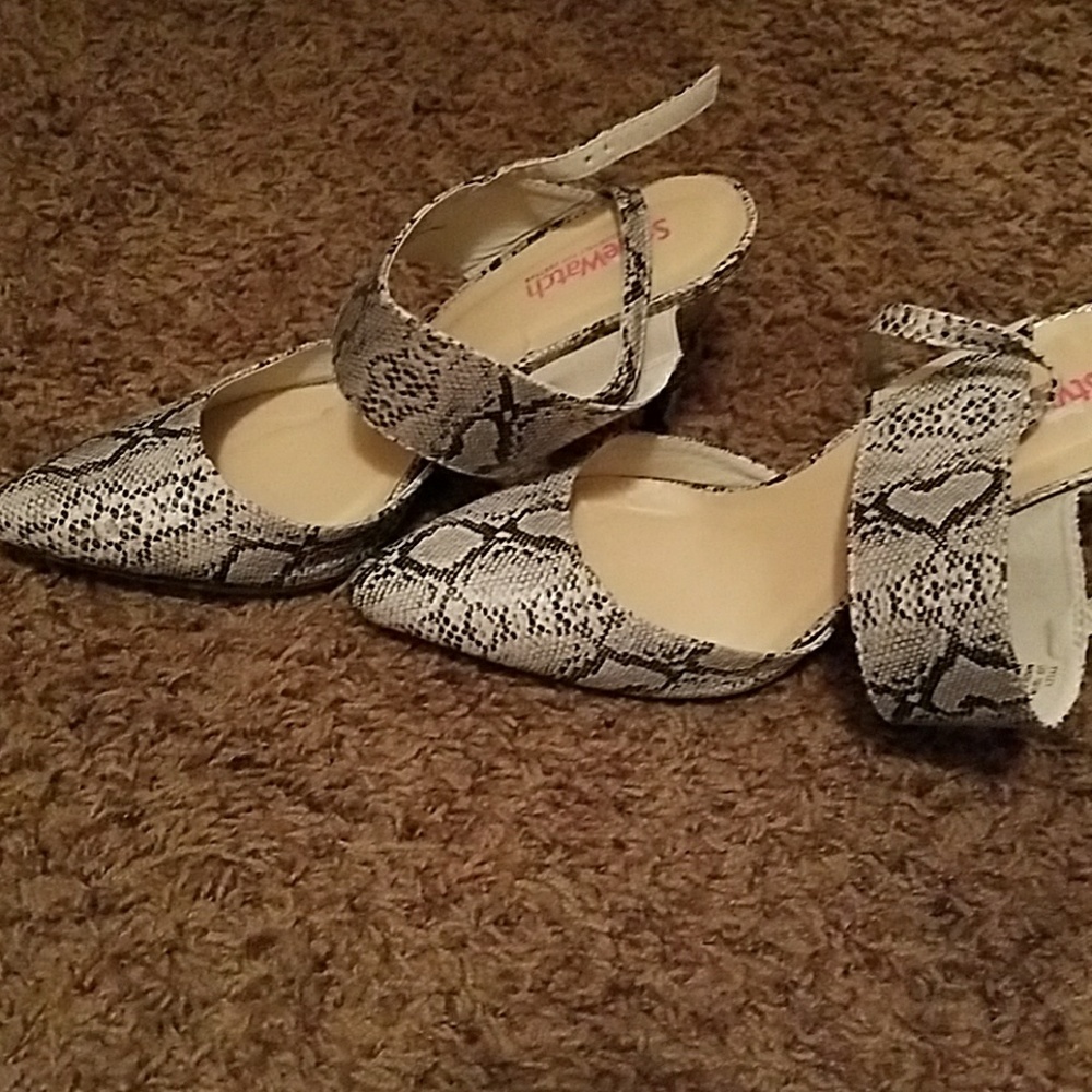 Snake skinned pumps