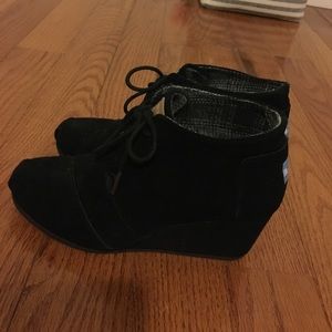 Toms desert suede wedges
