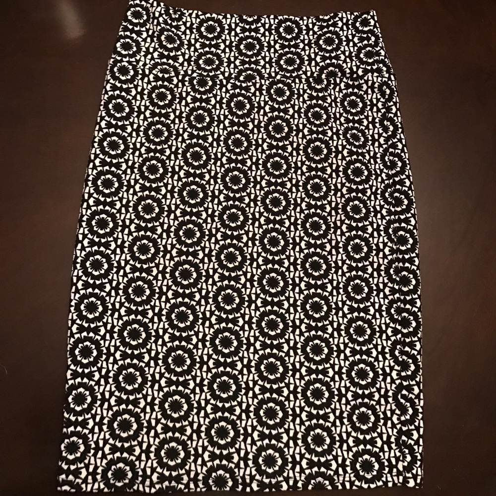 Lularoe Cassie Black and White