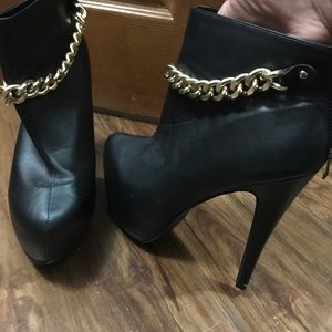 Cute gold chain pumps !