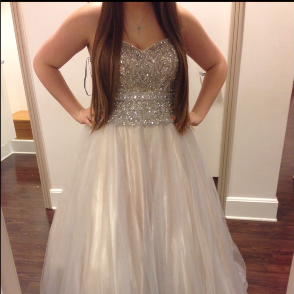 Stunning silver prom dress!! Size 12