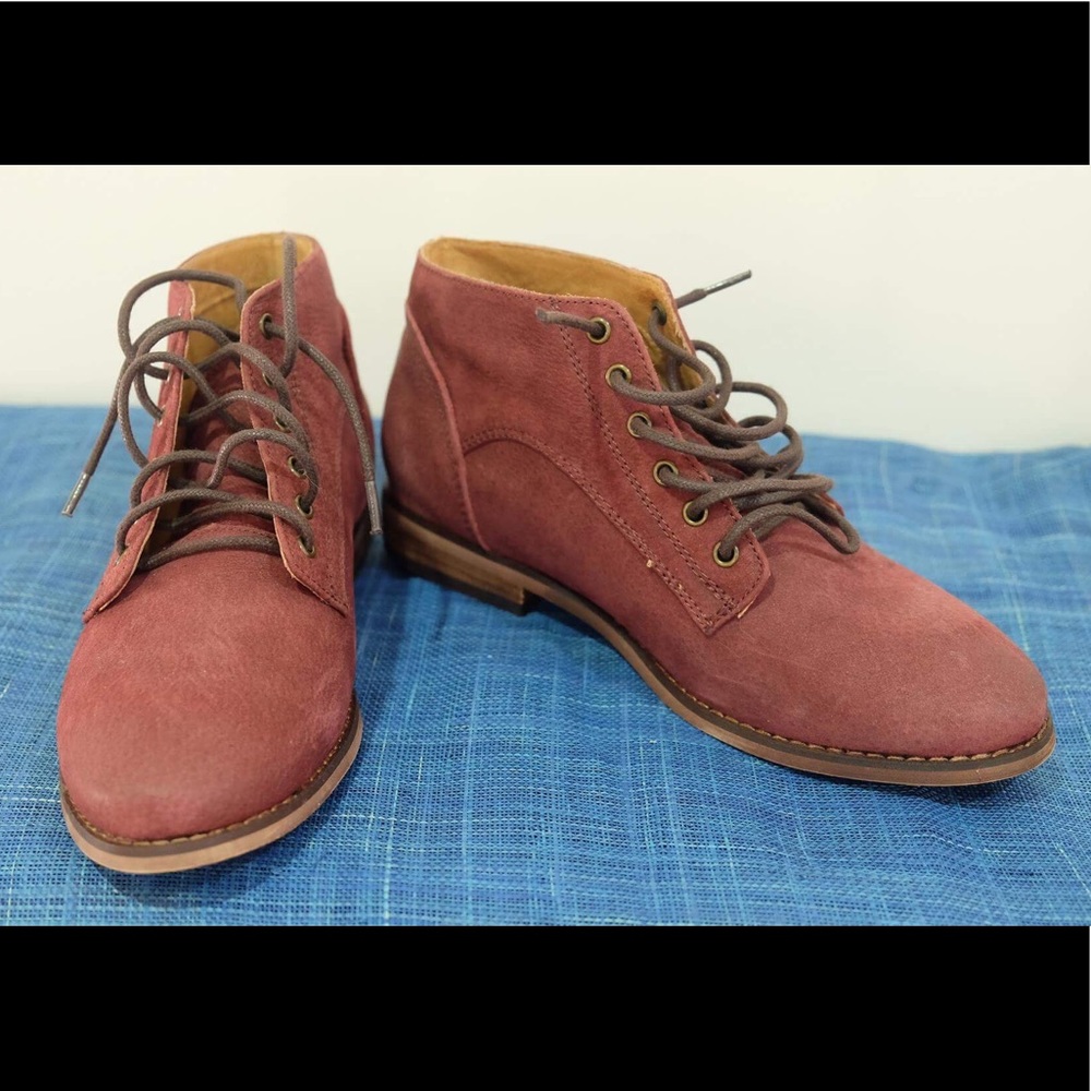 NIB! UO BDG Leather Booties - size 6