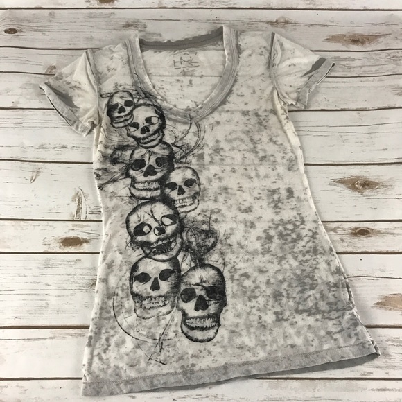 Tops - 🌸 Graphic Skull V-Neck Tee