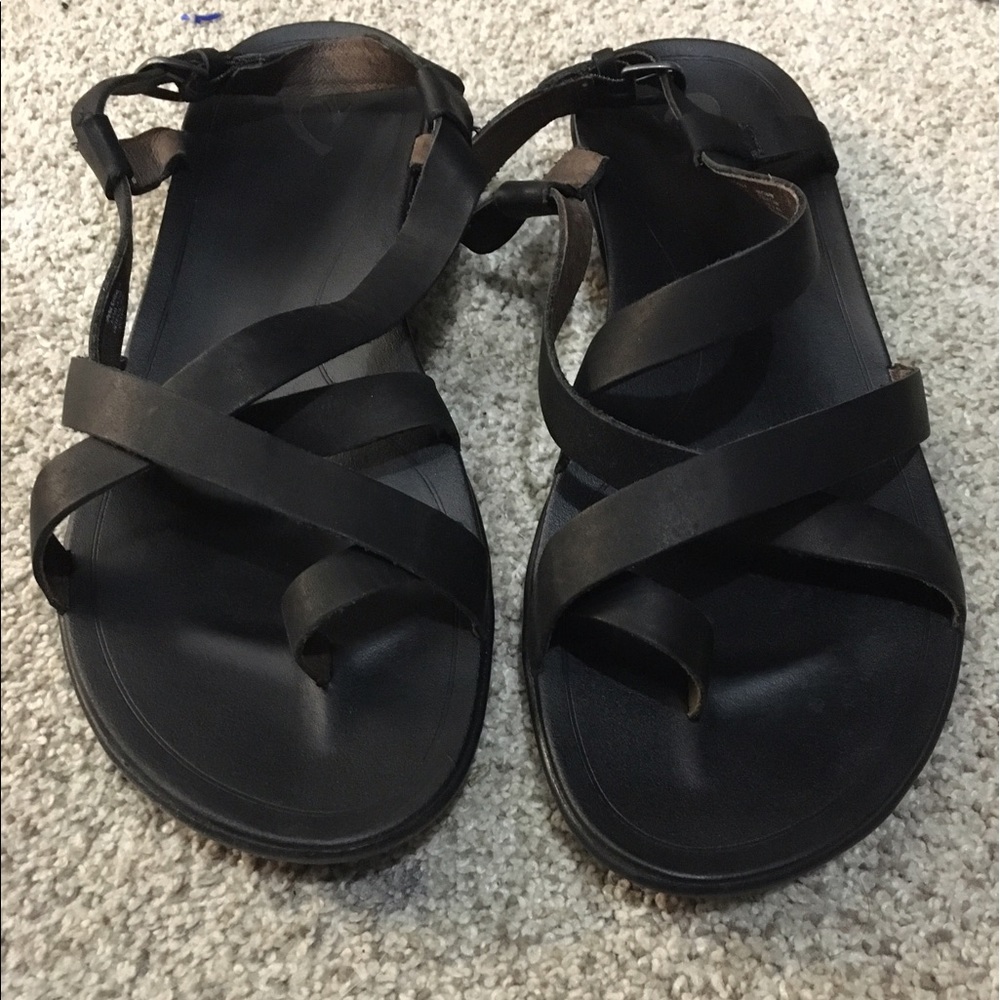 Never worn Olukai sandals