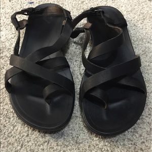 Never worn Olukai sandals