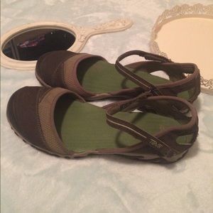 closed toe teva sandals