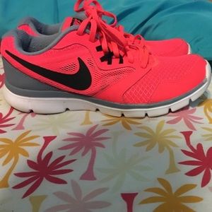 NIKE Sneakers 7.5 🏃🏽‍♀️