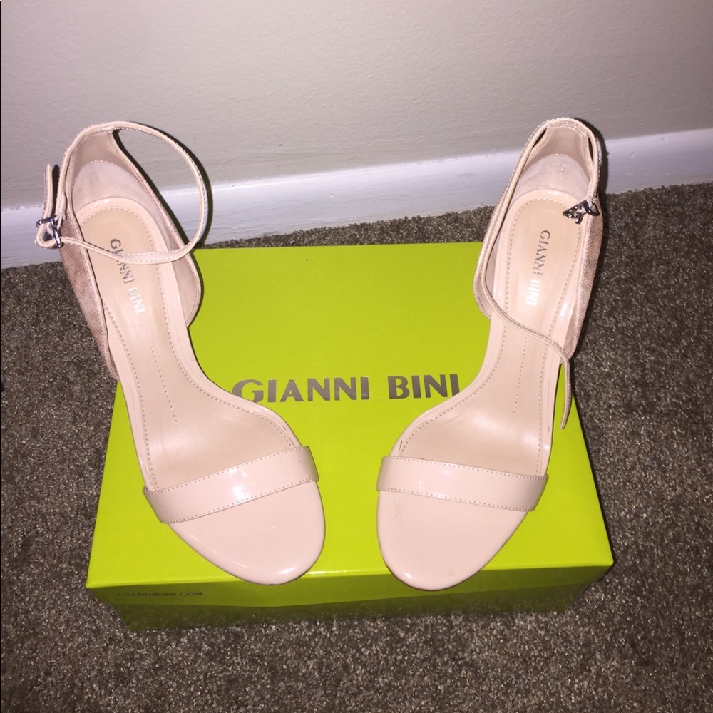 Heels - Picture 4 of 4