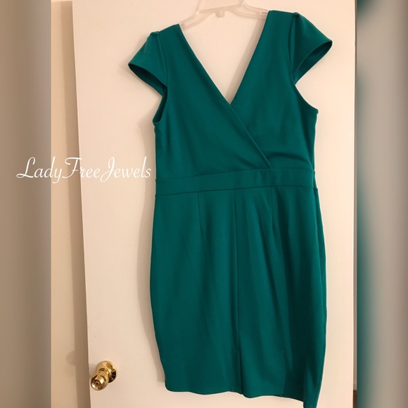Sexy Green crossed front dress - Picture 2 of 3