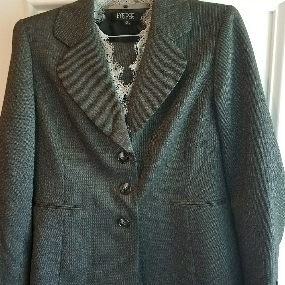 NWOT Distinctive grey Kasper brand Suit