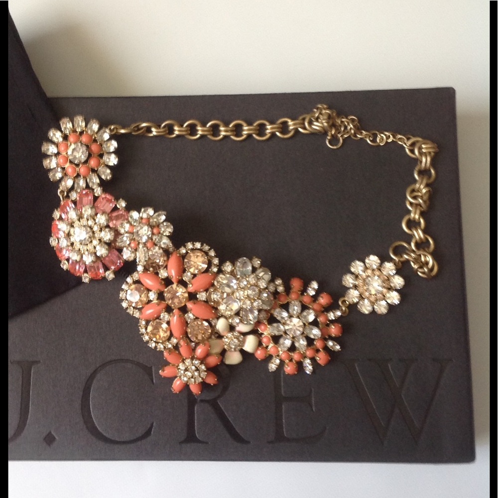 NEW PRICE  🌸 Cluster floral  Statement Necklace🌸 - Picture 2 of 3