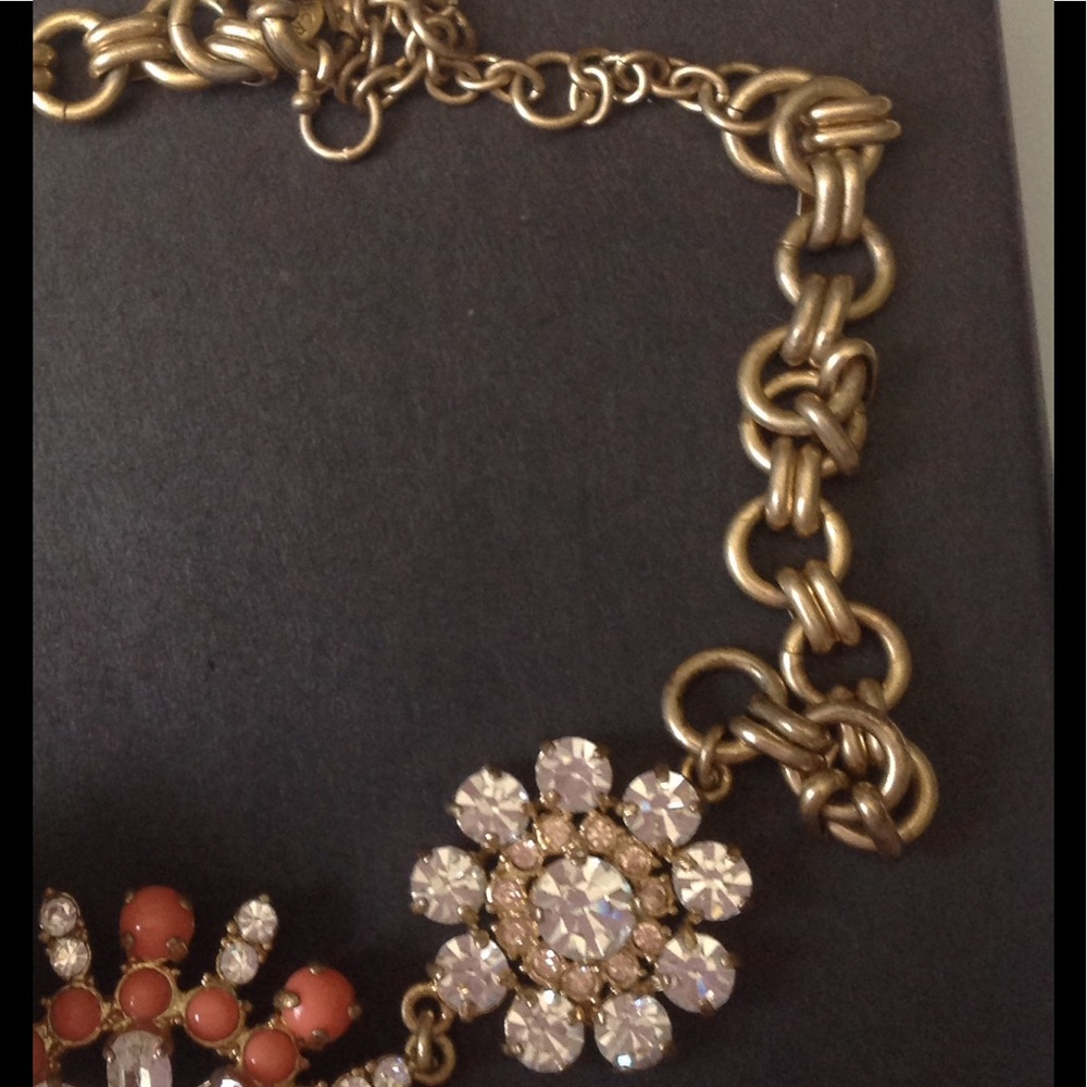 NEW PRICE  🌸 Cluster floral  Statement Necklace🌸 - Picture 3 of 3