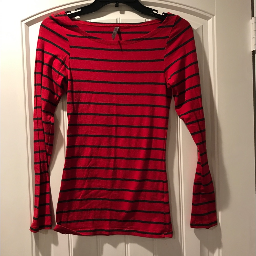 Long sleeve casual top.