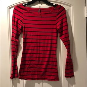 Long sleeve casual top.