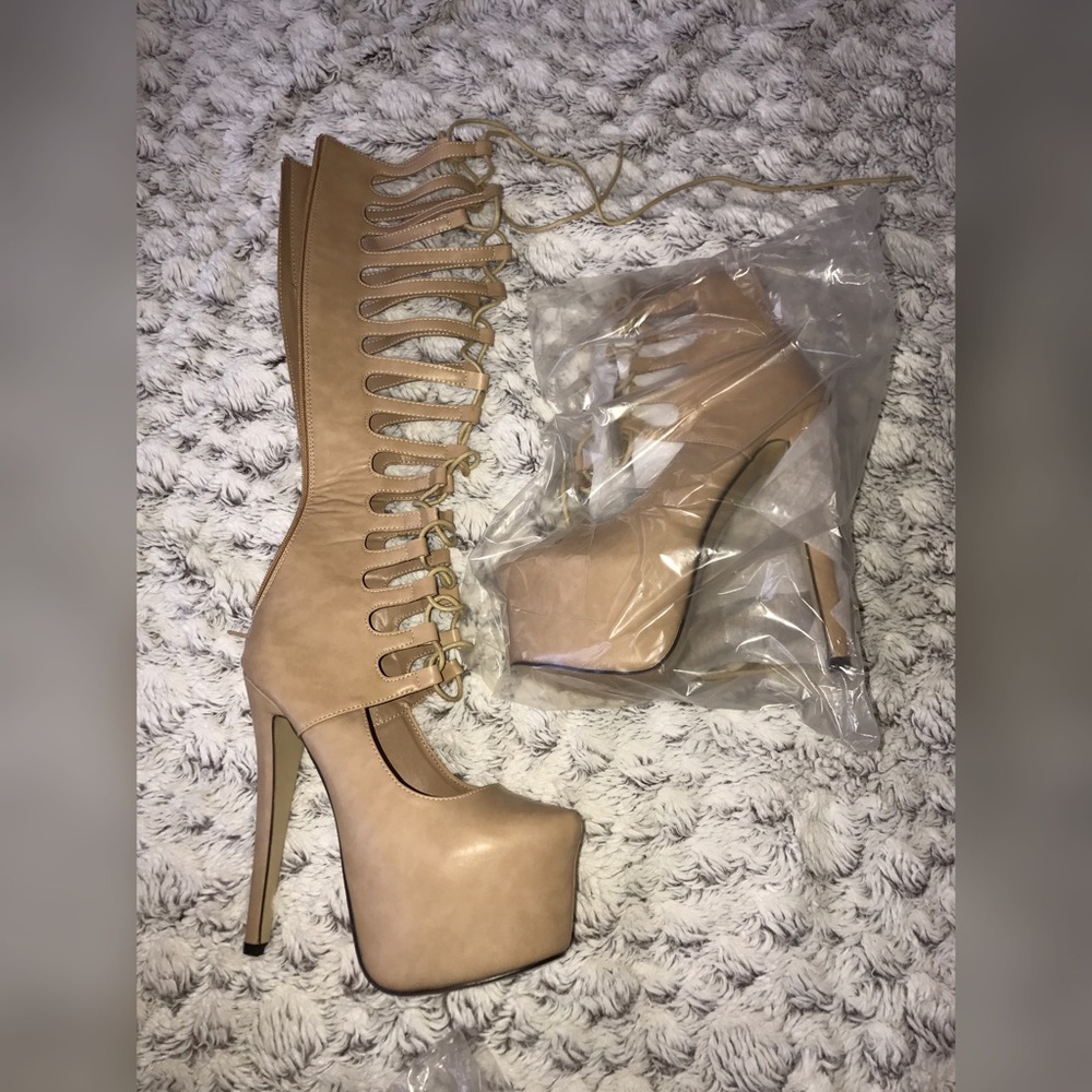Never worn, Nude pumps