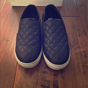 Steve Madden Ecentrq black quilted slip ons