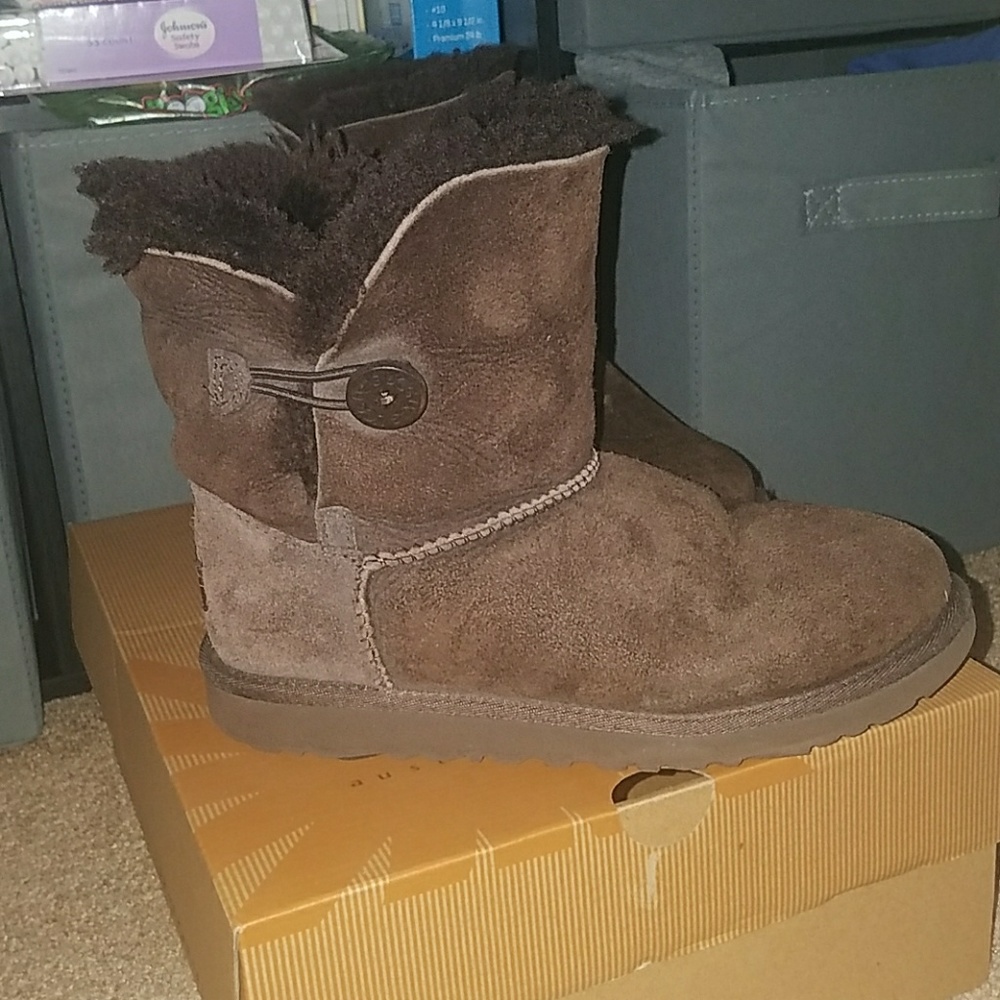 Brown used Uggs