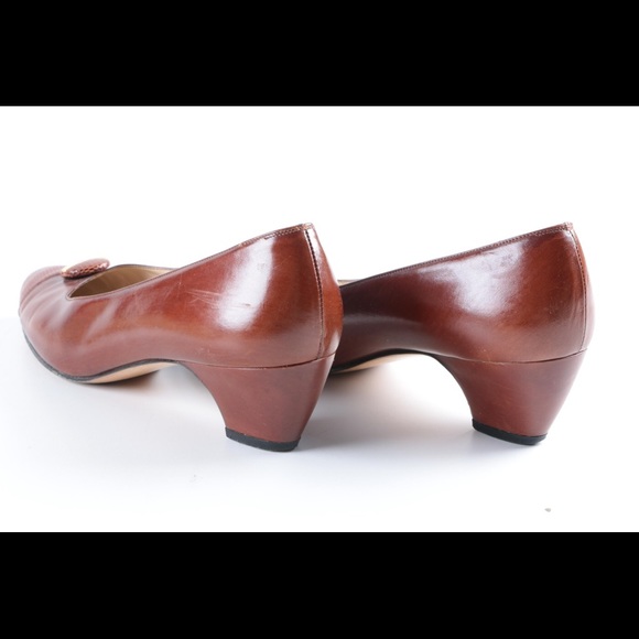 SALVATORE FERRAGAMO brown leather kitten heels - Picture 5 of 8